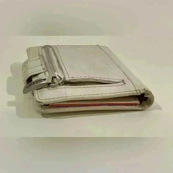 Fossil Women’s 
Logan Mini Multifunction Leather White‎ Wallet - Picture 3 of 12